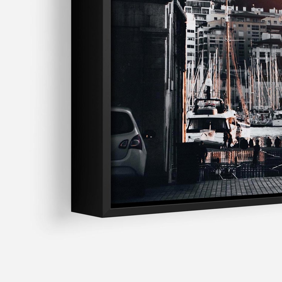 Obraz w ramie 50x50 - Światło Portowe - czarno białe zdjecie, uliczka w nadmorskim mieście - rama czarna