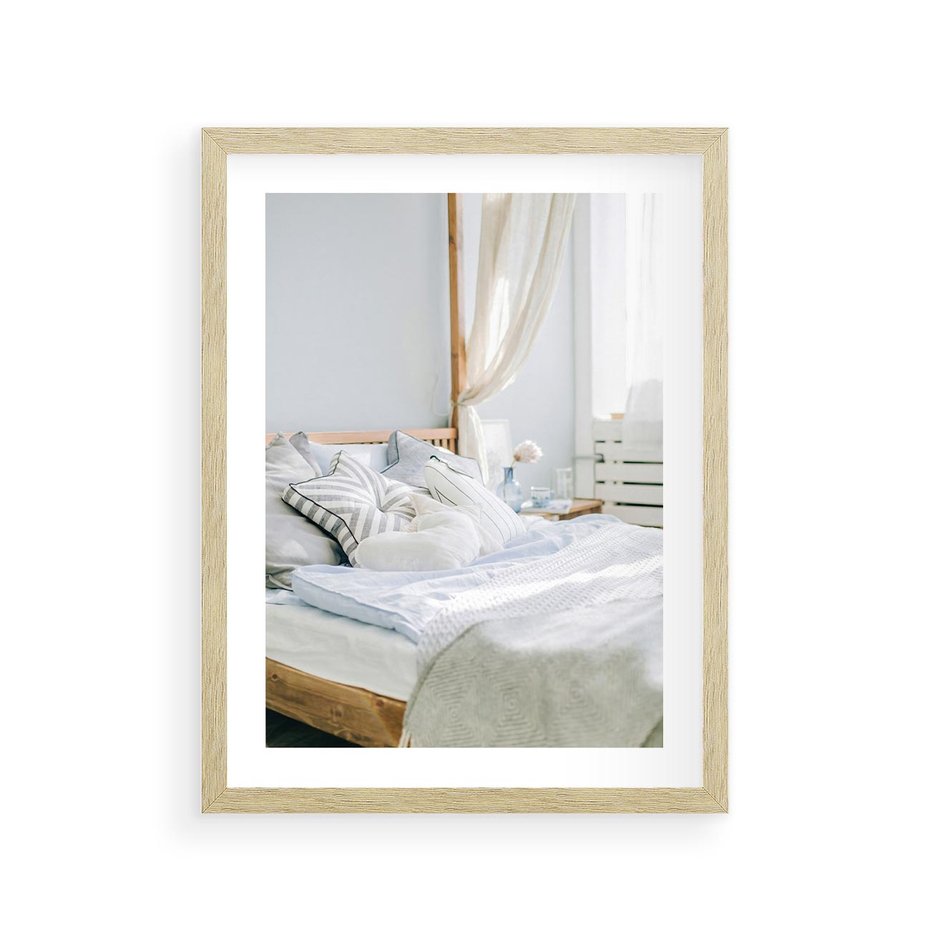 Plakat w ramie 30x40 - Relaks w Sypialni: Jasne Kolory - zdjęcie sypialni, łóżko - rama drewno