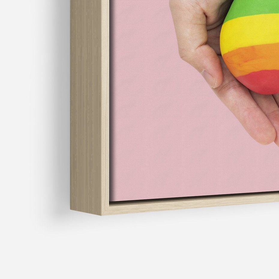 Obraz w ramie 80x120 - Miłość na Dłoniach - zdjęcie, dłonie trzymają ulepione tęczowe serce - rama drewno