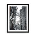 Plakat w ramie 50x70 - Cicha Magia Zimowego Lasu - zimowy las, ośnieżone drzewa - rama czarna