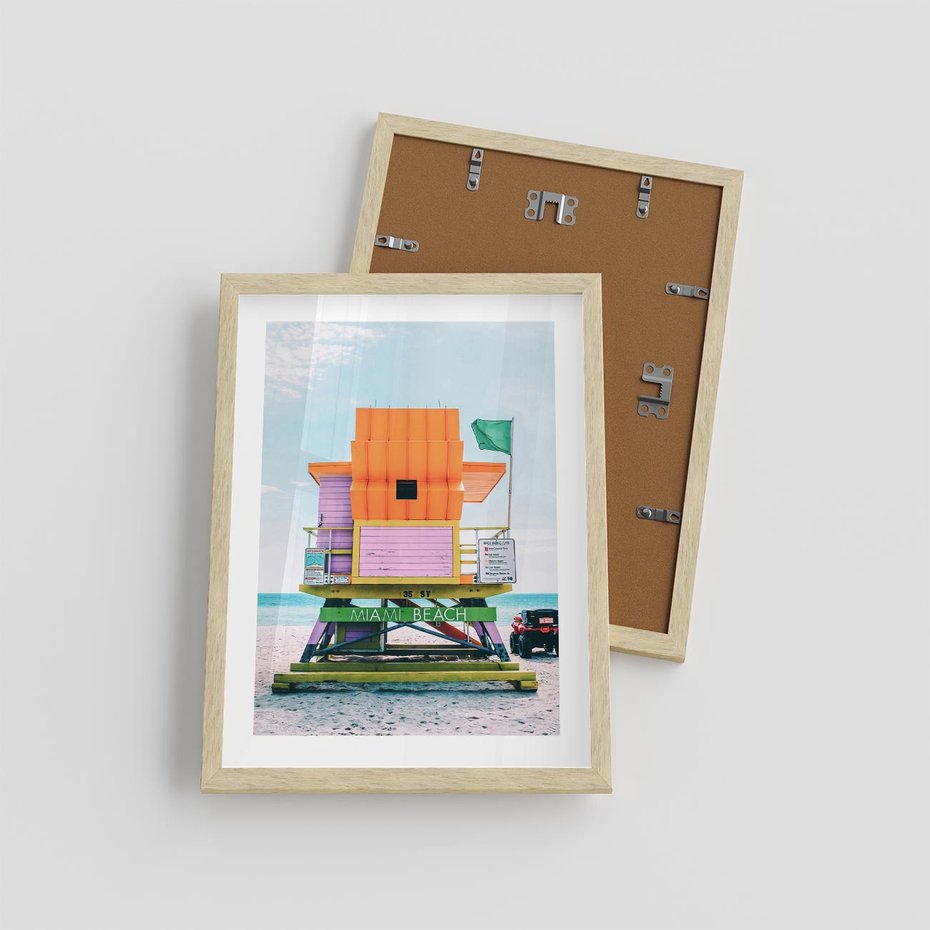 Plakat w ramie 30x40 - Plaża Miami w Słoneczny Dzień - domek ratownika, kolorowy - rama drewno