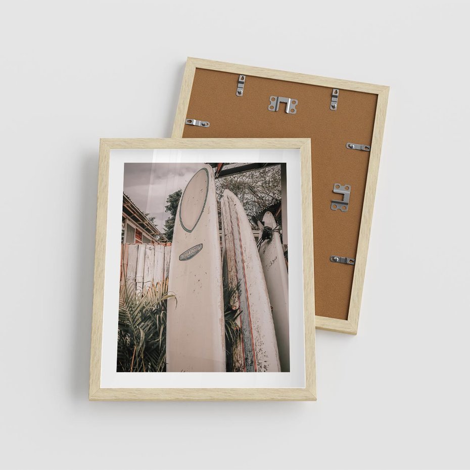 Plakat w ramie 40x50 - Deski Surfingowe czekają na Fale - deski surfingowe, stoją pod płotem - rama drewno