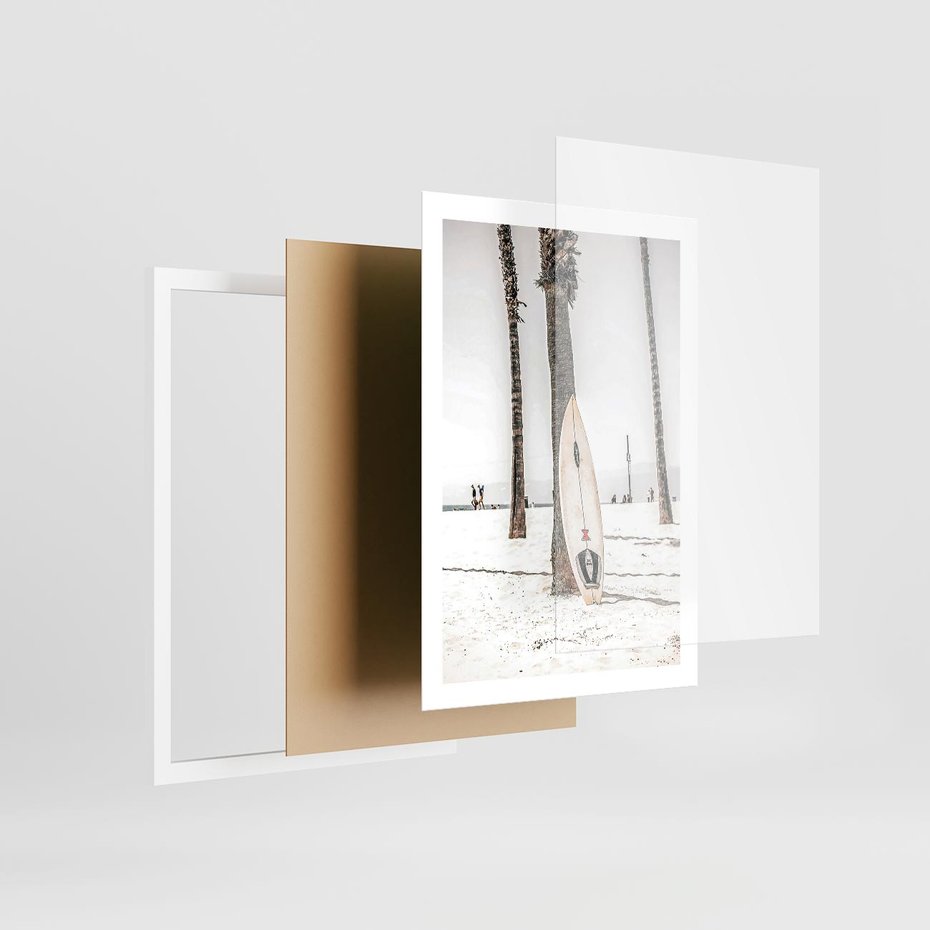 Plakat w ramie 50x70 - Plażowy Relaks - deska surfingowa, oparta o palmę - rama biała