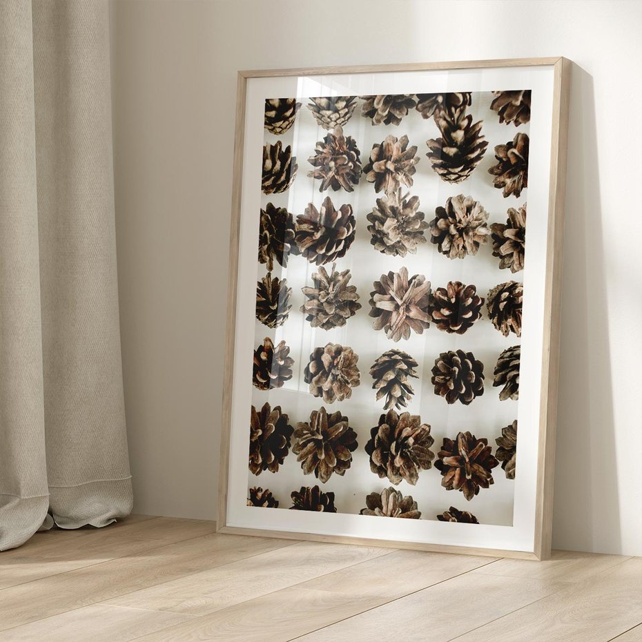 Plakat w ramie 30x40 - Jesienna Tekstura - kompozycja z suchych szyszek, jesienne szyszki - rama drewno