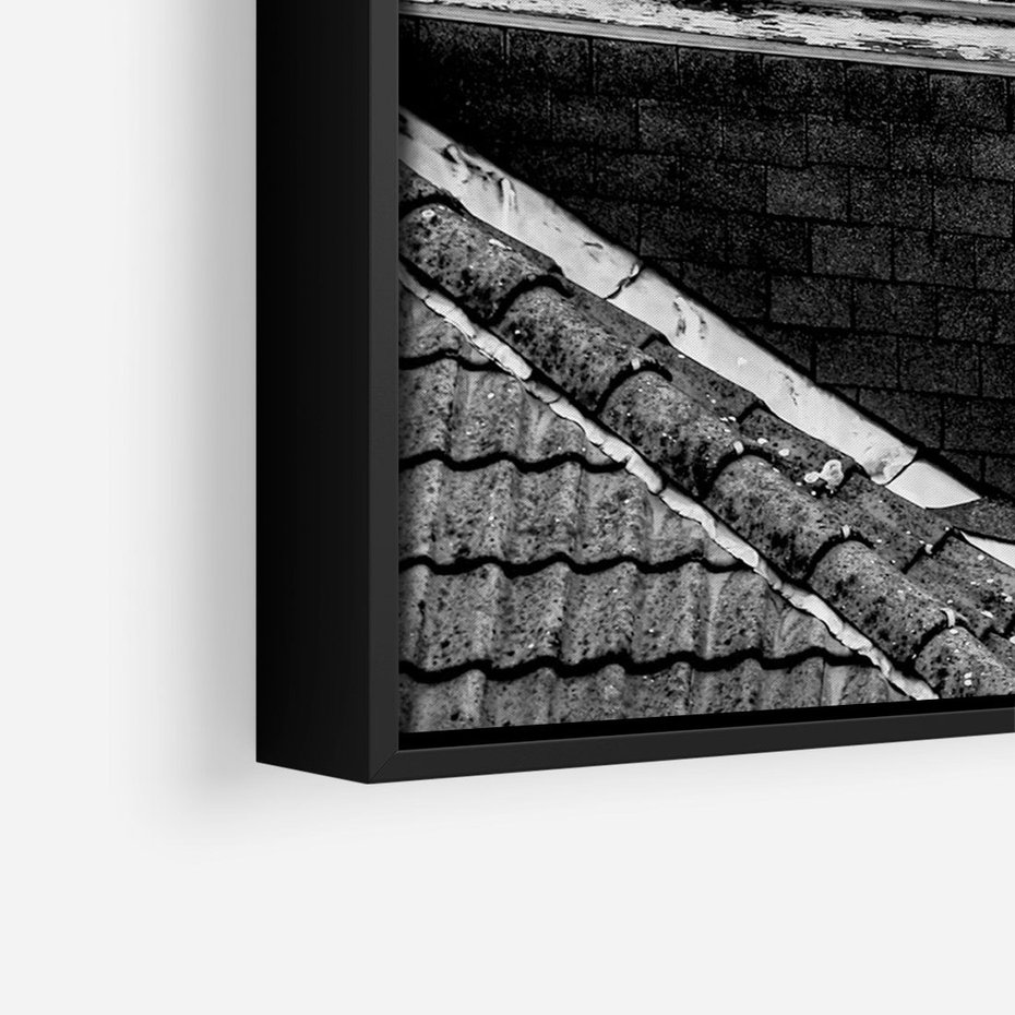 Obraz w ramie 70x100 - Miasto w Retro Odsłonie - fotografia czarno biała, ujęcie na dachy wielkiego miasta - rama czarna