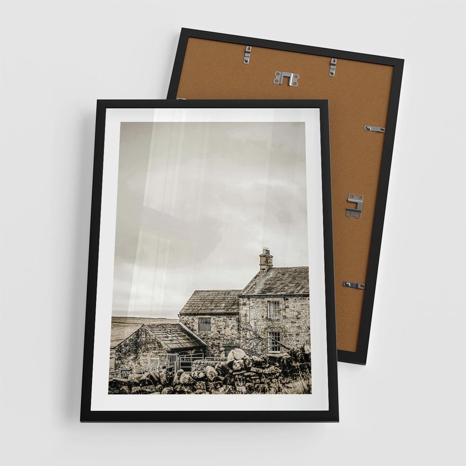 Plakat w ramie 50x70 - Kamienny Dom w Odcieniach Sepii - stary kamienny dom, odcienie sepii - rama czarna