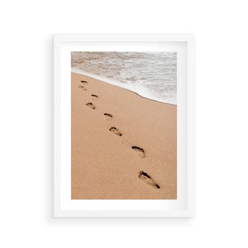 Plakat w ramie 40x50 - Ślady Stóp na Plaży: Spacer nad Morzem - plaża, ślady stóp na piasku - rama biała