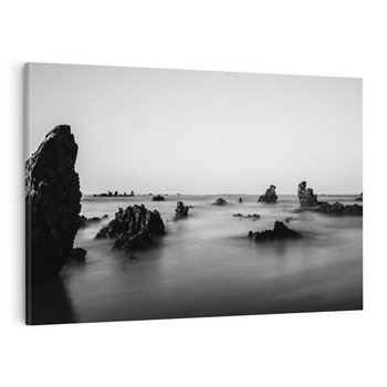 Obraz na płótnie 120x80 - Harmonia świateł i cieni - zamglona dzika plaża, skały na plaży