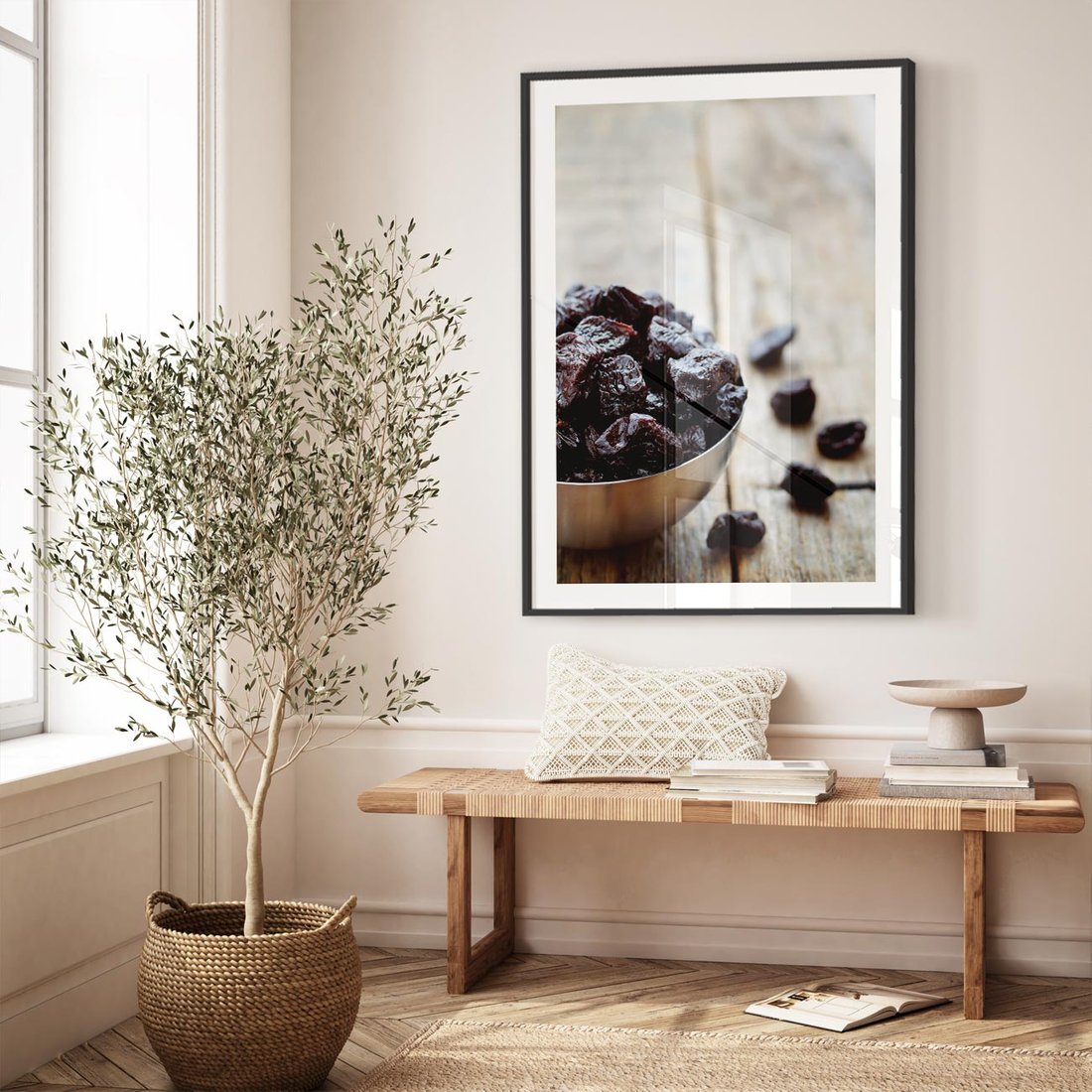 Plakat w ramie 50x70 - Smakowite rodzynki na talerzu - rodzynki, jedzenie - rama czarna