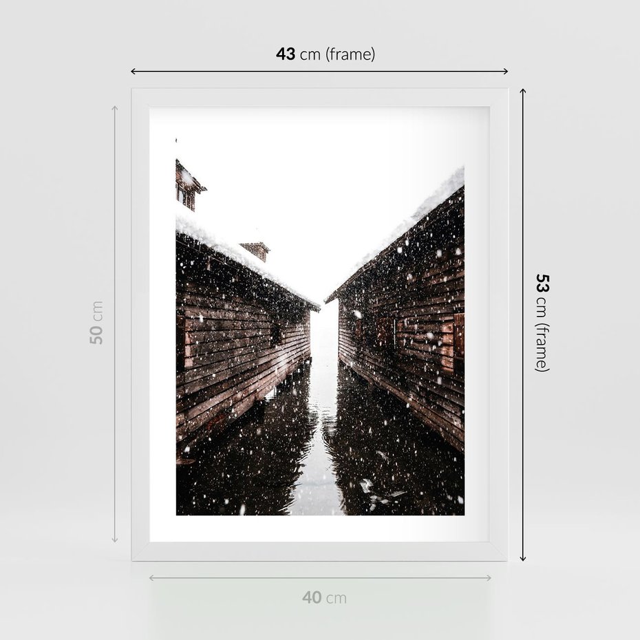 Plakat w ramie 40x50 - Spadający Śnieg - domek górski, w zimie - rama biała