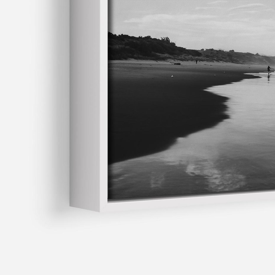 Obraz w ramie 80x80 - Nadmorska Melodia - czarno białe zdjęcie, plaża - rama biała