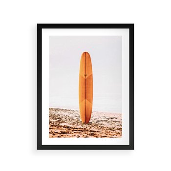 Plakat w ramie 50x70 - Deska w Piasku: Gotowa na Fale - plaża, pomarańczowa deska surfingowa wbita w piasek - rama czarna