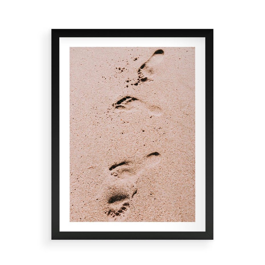 Plakat w ramie 50x70 - Ślady na Piasku - piasek, plaża - rama czarna