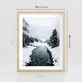 Plakat w ramie 40x50 - Zimowa Przyroda: Rzeka, Góry i Śnieg - zima, rzeka - rama drewno