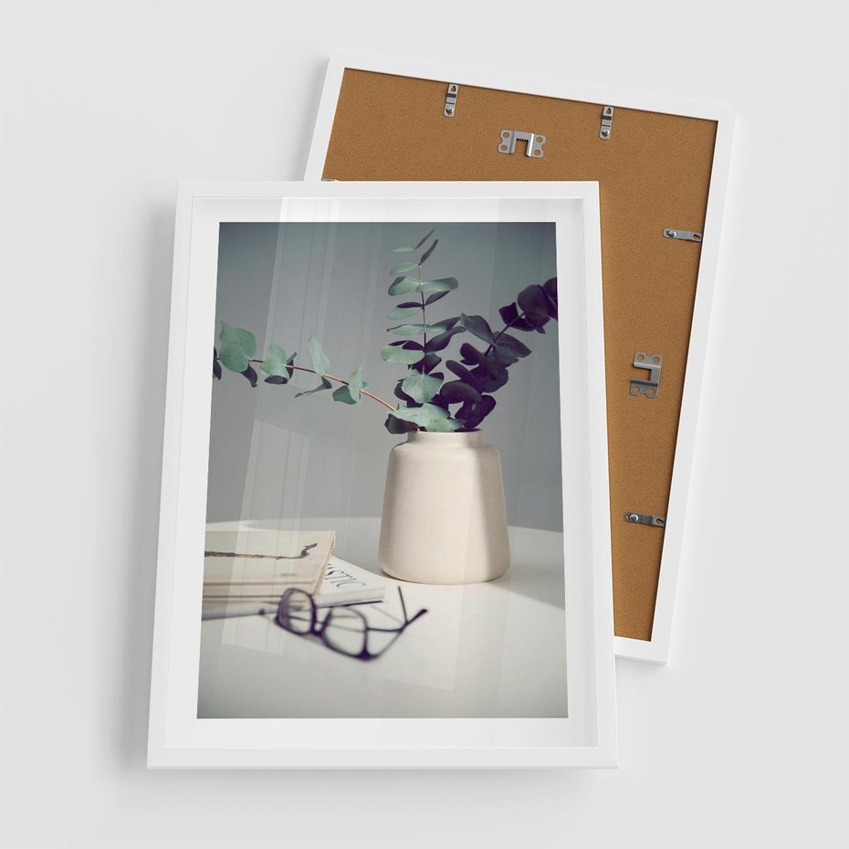 Plakat w ramie 50x70 - Eukaliptusowa Cisza - kompozycja, liście eukaliptusa w wazonie - rama biała