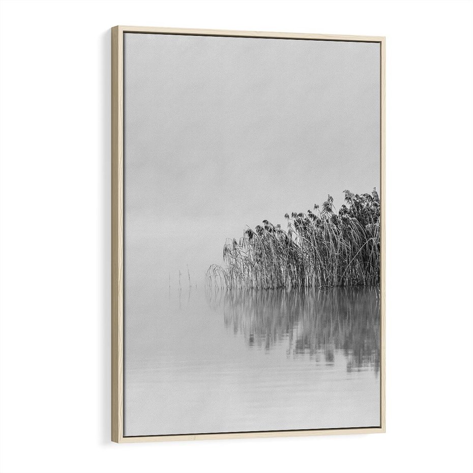 Obraz w ramie 80x120 - Mglisty Brzeg Jeziora - czarno białe zdjęcie, zamglone jezioro - rama drewno
