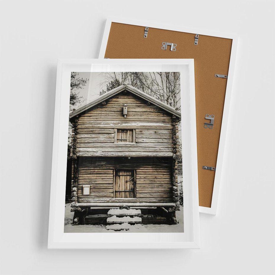 Plakat w ramie 50x70 - Stary Drewniany Dom w Śniegu - stary drewniany dom, zima - rama biała