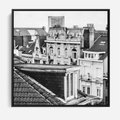 Obraz w ramie 50x50 - Miasto w Retro Odsłonie - fotografia czarno biała, ujęcie na dachy wielkiego miasta - rama czarna
