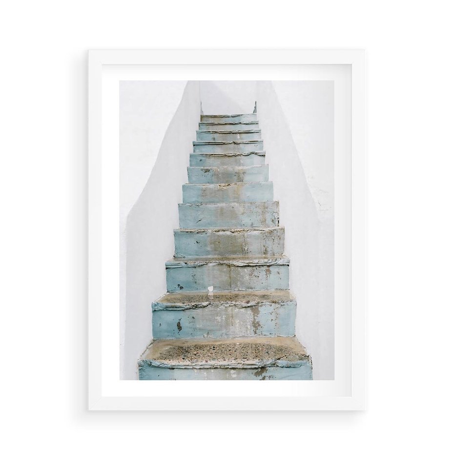 Plakat w ramie 50x70 - Niebieskie Schody Santorini - stare kamienne schody, niebieskie schody - rama biała