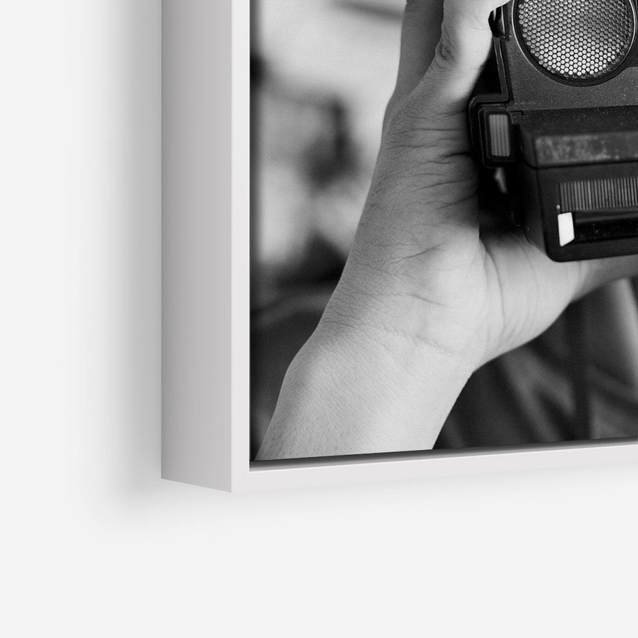 Obraz w ramie 50x50 - Mężczyzna za Aparatem - czarno białe zdjęcie, portret - rama biała