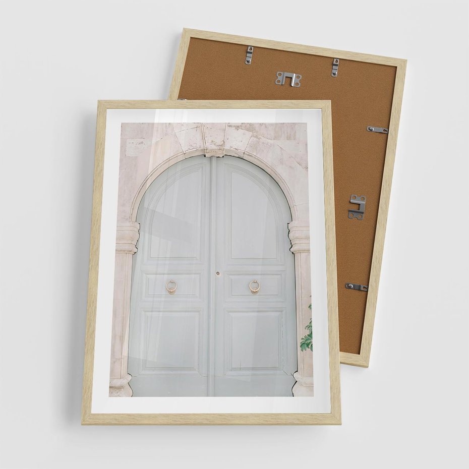 Plakat w ramie 50x70 - Błękitne Drzwi Kamienicy: Urok Historii - stare piękne drzwi do kamienicy, błękitne drzwi - rama drewno