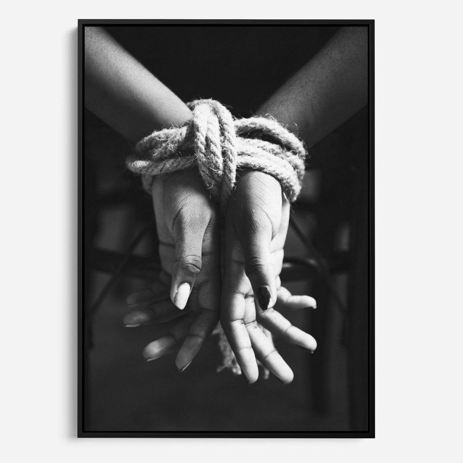 Obraz w ramie 70x100 - Splątane Uczucia - czarno biała fotografia, artystyczna - rama czarna