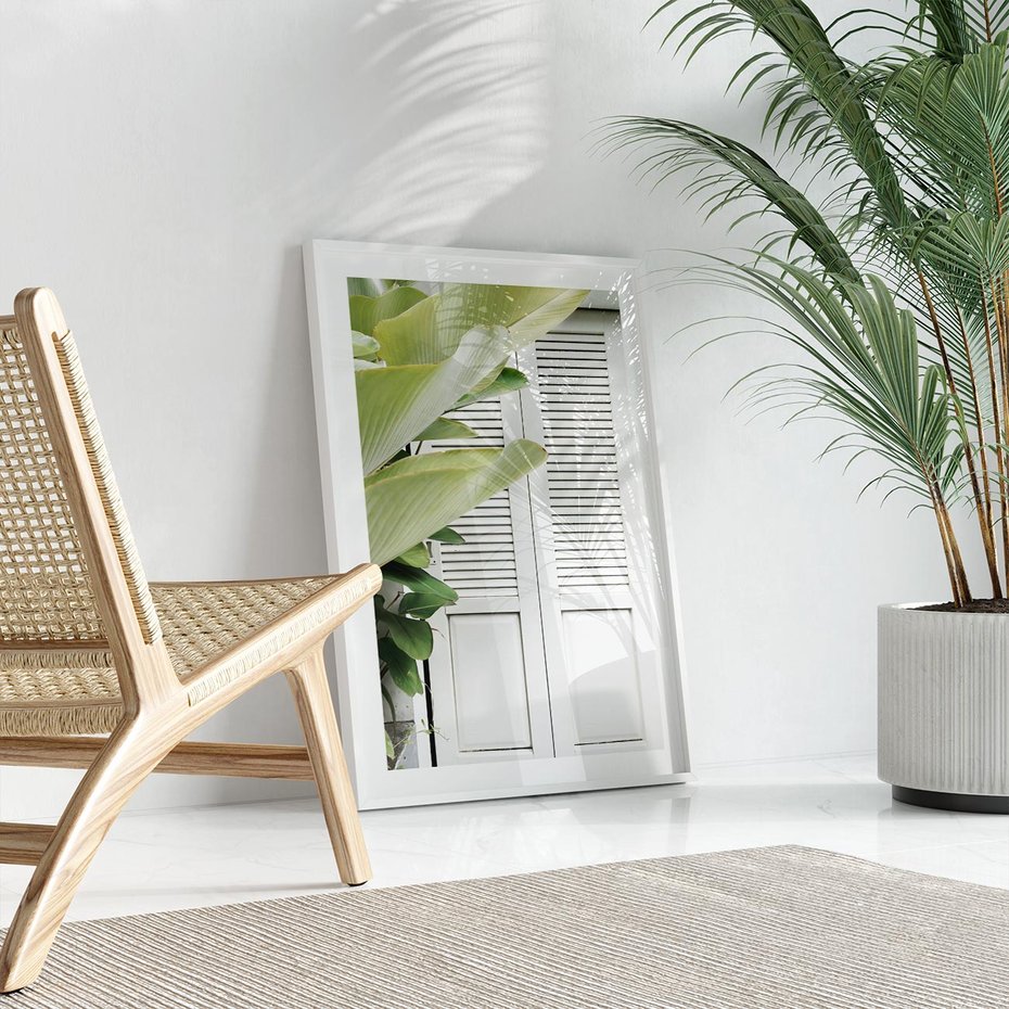 Plakat w ramie 30x40 - Tropikalne Okno - białe okiennice, zielona tropikalna roślina - rama biała