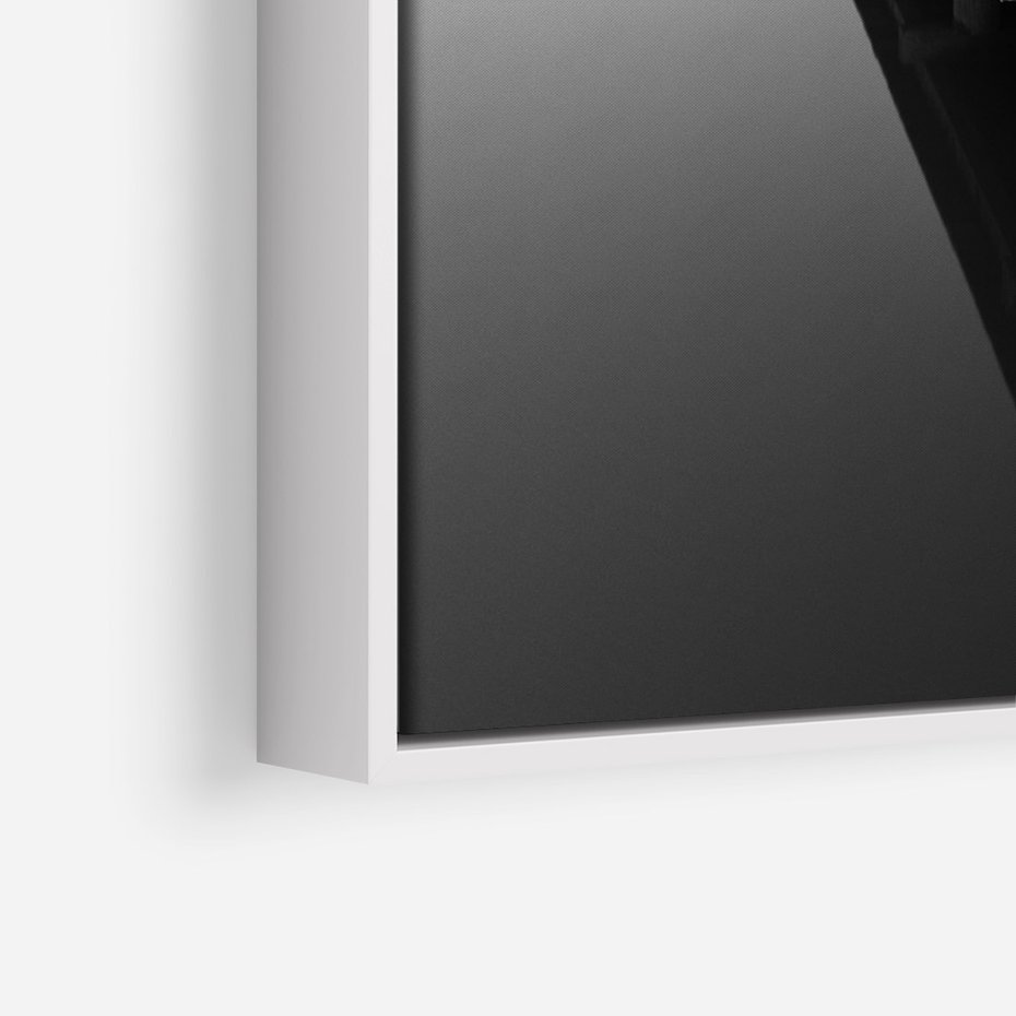 Obraz w ramie 50x70 - Mglista Perspektywa - czarno biała fotografia, drewniany pomost na jeziorze - rama biała