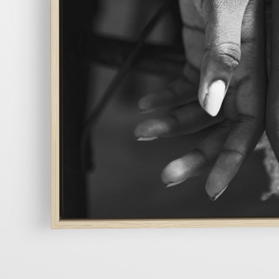 Obraz w ramie 50x50 - Splątane Uczucia - czarno biała fotografia, artystyczna - rama drewno