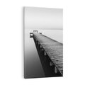 Obraz na płótnie 50x70 - Mglista Perspektywa - czarno biała fotografia, drewniany pomost na jeziorze