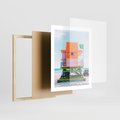 Plakat w ramie 40x50 - Plaża Miami w Słoneczny Dzień - domek ratownika, kolorowy - rama drewno