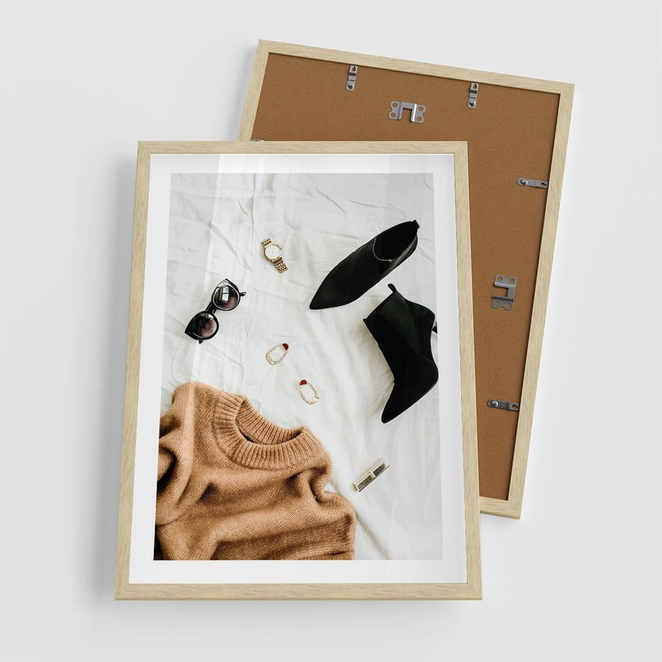 Plakat w ramie 50x70 - Styl i Klasyka - modowa fotografia, sweter - rama drewno