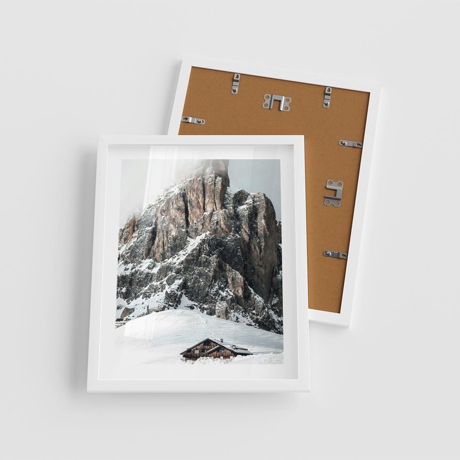 Plakat w ramie 40x50 - Górski Raj z Chatką - górskie szczyty, ośnieżone góry - rama biała