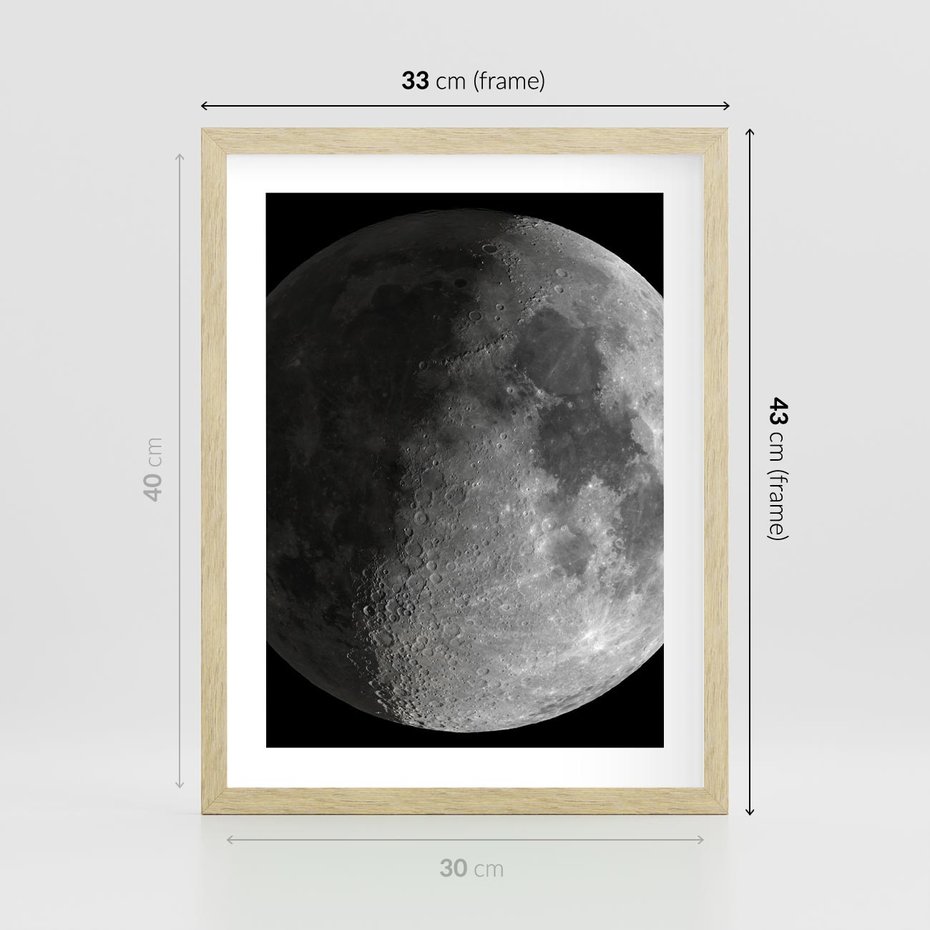 Plakat w ramie 30x40 - Kontrastowy księżyc w czerni i bieli - księżyc, czarno - rama drewno