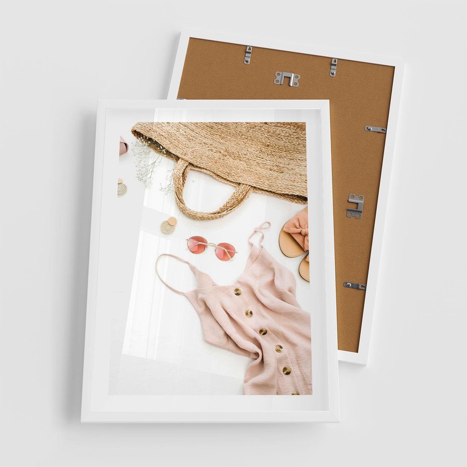 Plakat w ramie 50x70 - Moda na Plażę - kompozycja fashion, sukienka - rama biała