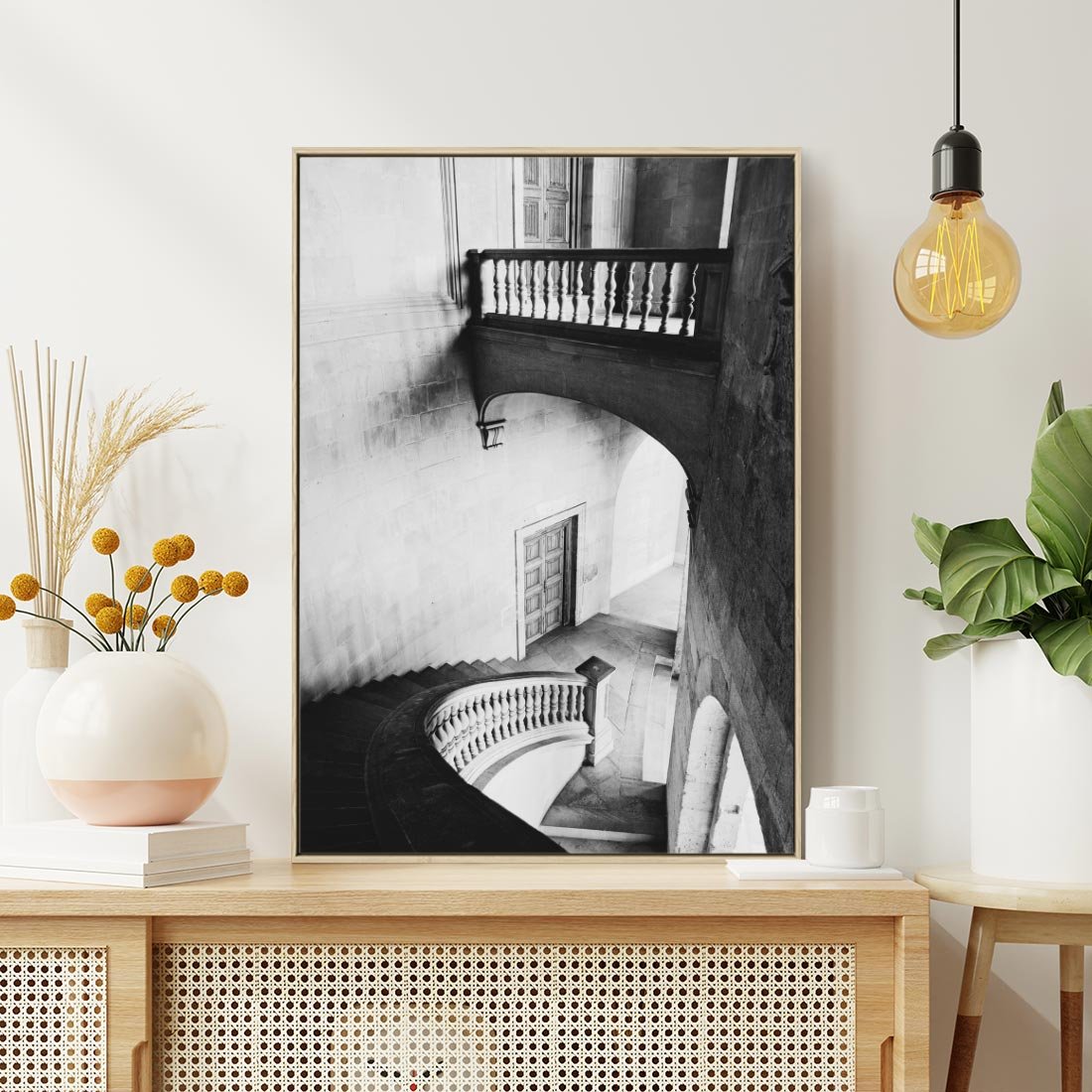 Obraz w ramie 80x120 - Po Schodach w Dół - czarno białą fotgrafia, zakręcone schody w starek kamienicy - rama drewno