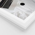 Plakat w ramie 30x40 - Relaks w Łóżku: Kawa i Laptop w Pościeli - komputer, na łóżku - rama biała