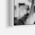 Obraz w ramie 70x50 - Mężczyzna za Aparatem - czarno białe zdjęcie, portret - rama biała