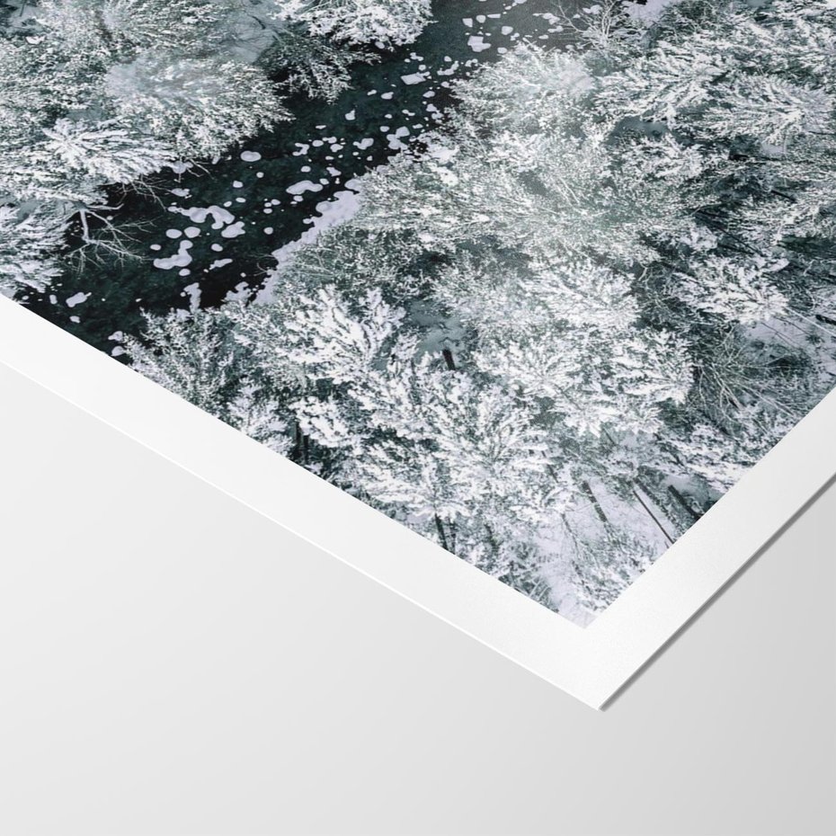 Plakat bez ramy 21x30 - Zimowy Krajobraz z Góry - zdjęcie z góry, zaśnieżony las i zamarznięty strumyk