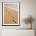 Plakat w ramie 30x40 - Ślady Stóp na Plaży: Spacer nad Morzem - plaża, ślady stóp na piasku - rama czarna