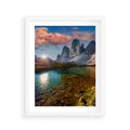 Plakat w ramie 40x50 - Jezioro wśród majestatycznych gór - jezioro, góry - rama biała