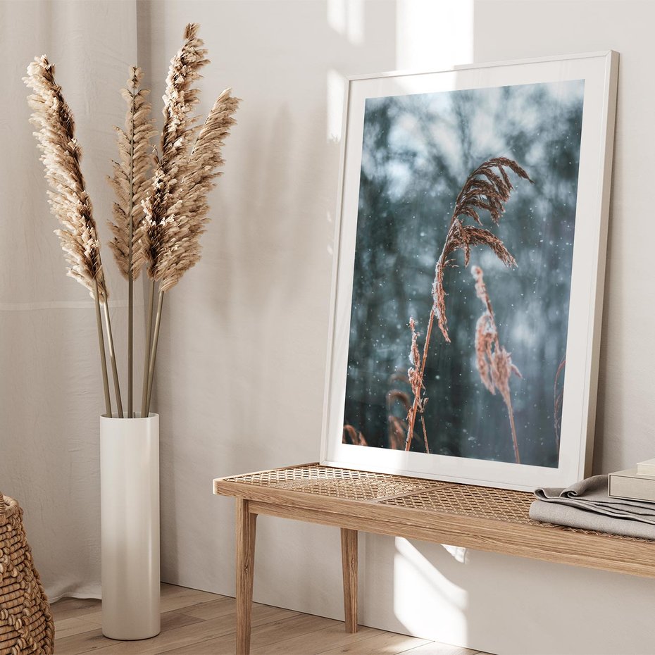 Plakat w ramie 50x70 - Zima na Łonie Natury - sucha wysoka trawa, w zimie - rama biała