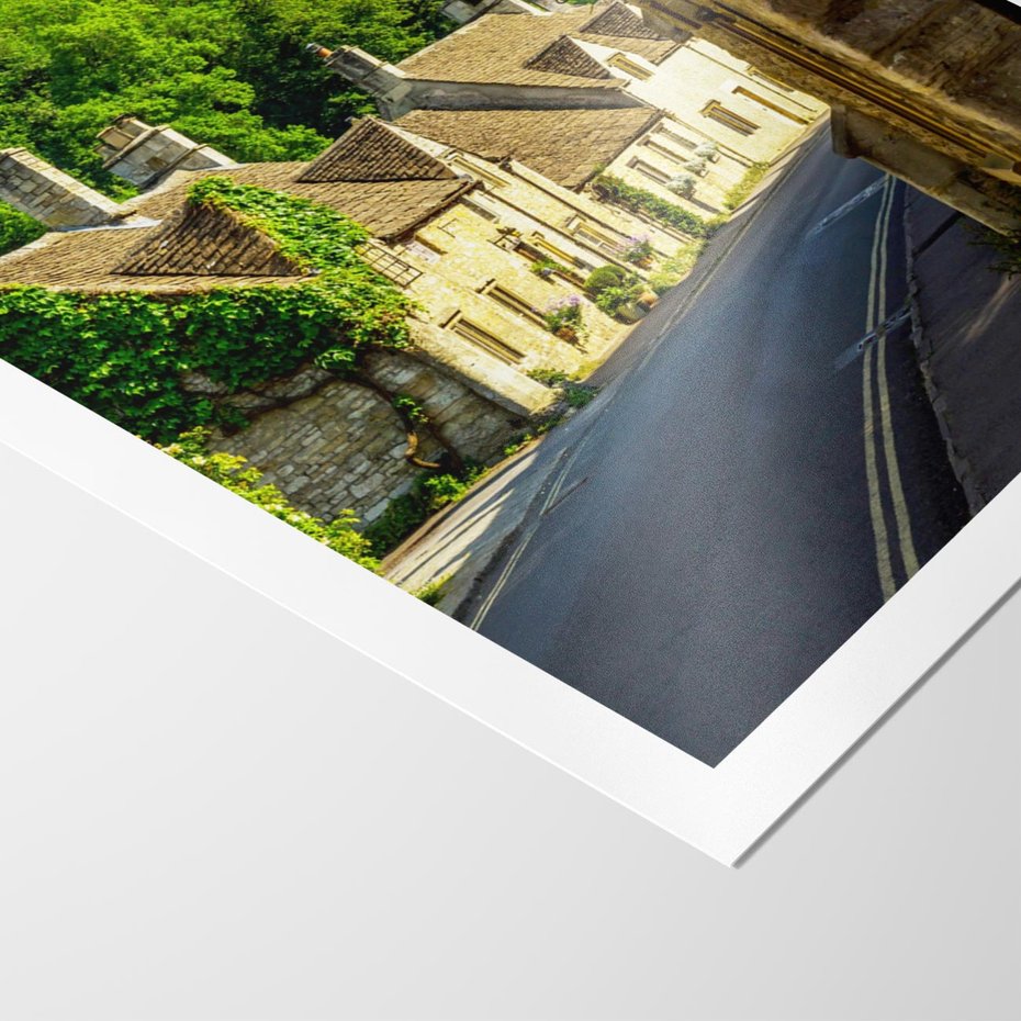 Plakat bez ramy 50x70 - Odkryj tajemnice miasta - uliczka, perspektywa