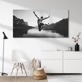 Obraz na płótnie 120x60 - Beztroska Chwila - czarno biała fotografia, mężczyzna wesoło wskakuje do keziora w górach