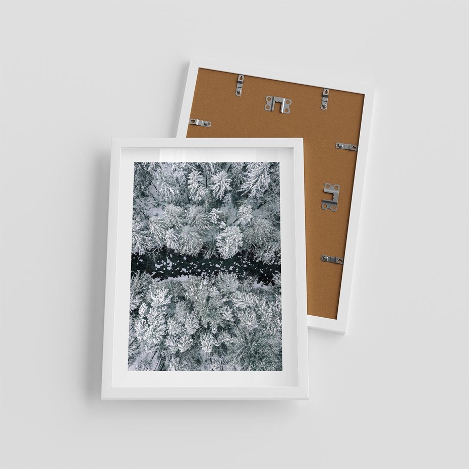 Plakat w ramie 30x40 - Zimowy Krajobraz z Góry - zdjęcie z góry, zaśnieżony las i zamarznięty strumyk - rama biała