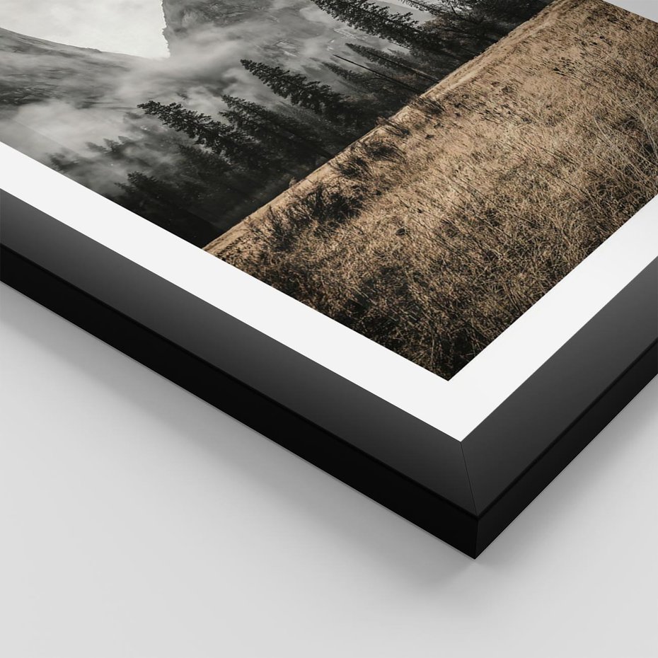 Plakat w ramie 50x70 - Mglisty Pejzaż Górski: Urok Niewidzialnośc - góry, krajobraz - rama czarna