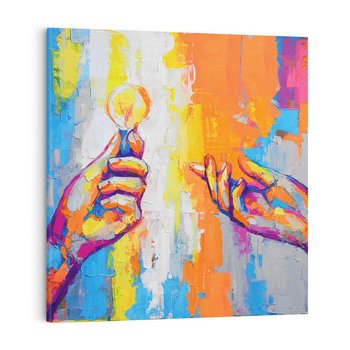 Obraz na płótnie 60x60 - Refrakcje wewnętrznego światła - abstrakcyjne dzieło, dłoń trzyma żarówkę