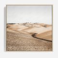 Obraz w ramie 50x50 - Refleksyjny taniec myśli - pustynny krajobraz, odcienie sepii - rama drewno