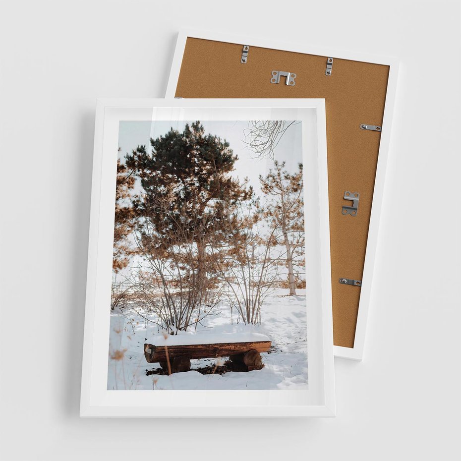 Plakat w ramie 50x70 - Ławka Pod Śniegiem - zimowy pejzaż, ławka pod śniegiem - rama biała