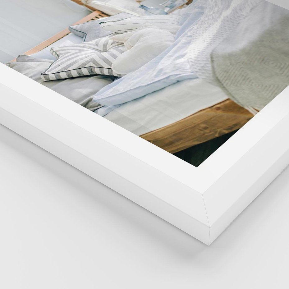 Plakat w ramie 50x70 - Relaks w Sypialni: Jasne Kolory - zdjęcie sypialni, łóżko - rama biała